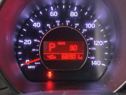 Used 2016 Kia Soul + image 23