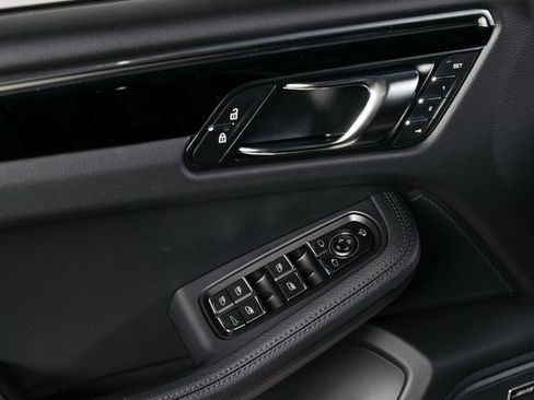 Certified 2026 Porsche Macan AWD/4WD image 29