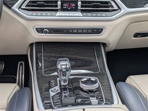Used 2021 BMW X7 M50i image 22