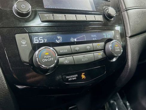 Used 2017 Nissan Rogue SV AWD/4WD image 17