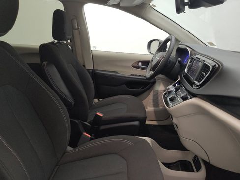 Used 2023 Chrysler Voyager LX FWD image 21