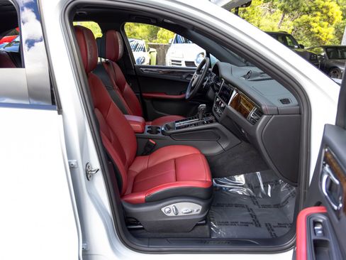 Certified 2025 Porsche Macan AWD/4WD image 56