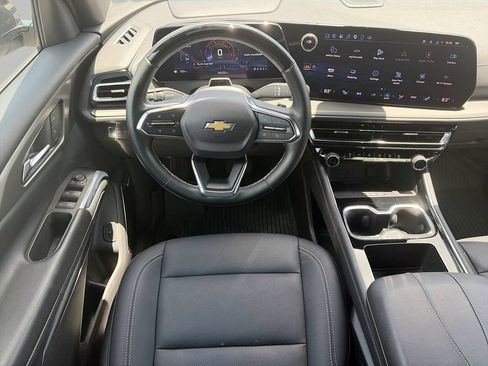 Used 2025 Chevrolet Traverse LT w/ Enhanced Driving Package FWD image 11
