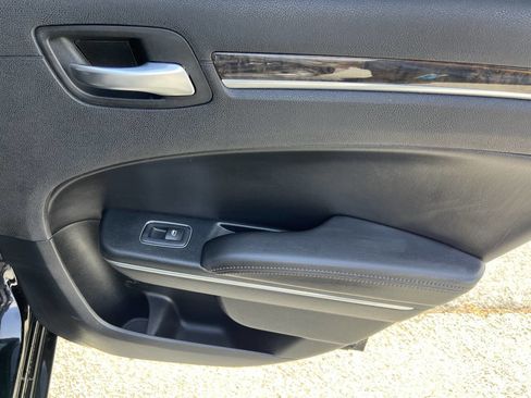 Used 2018 Chrysler 300 Limited image 16