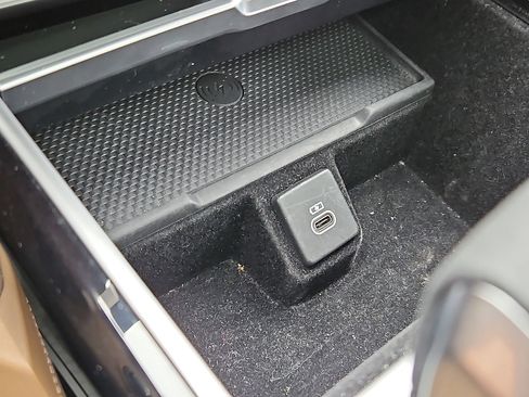 Used 2024 Land Rover Range Rover Long Wheelbase SE image 16