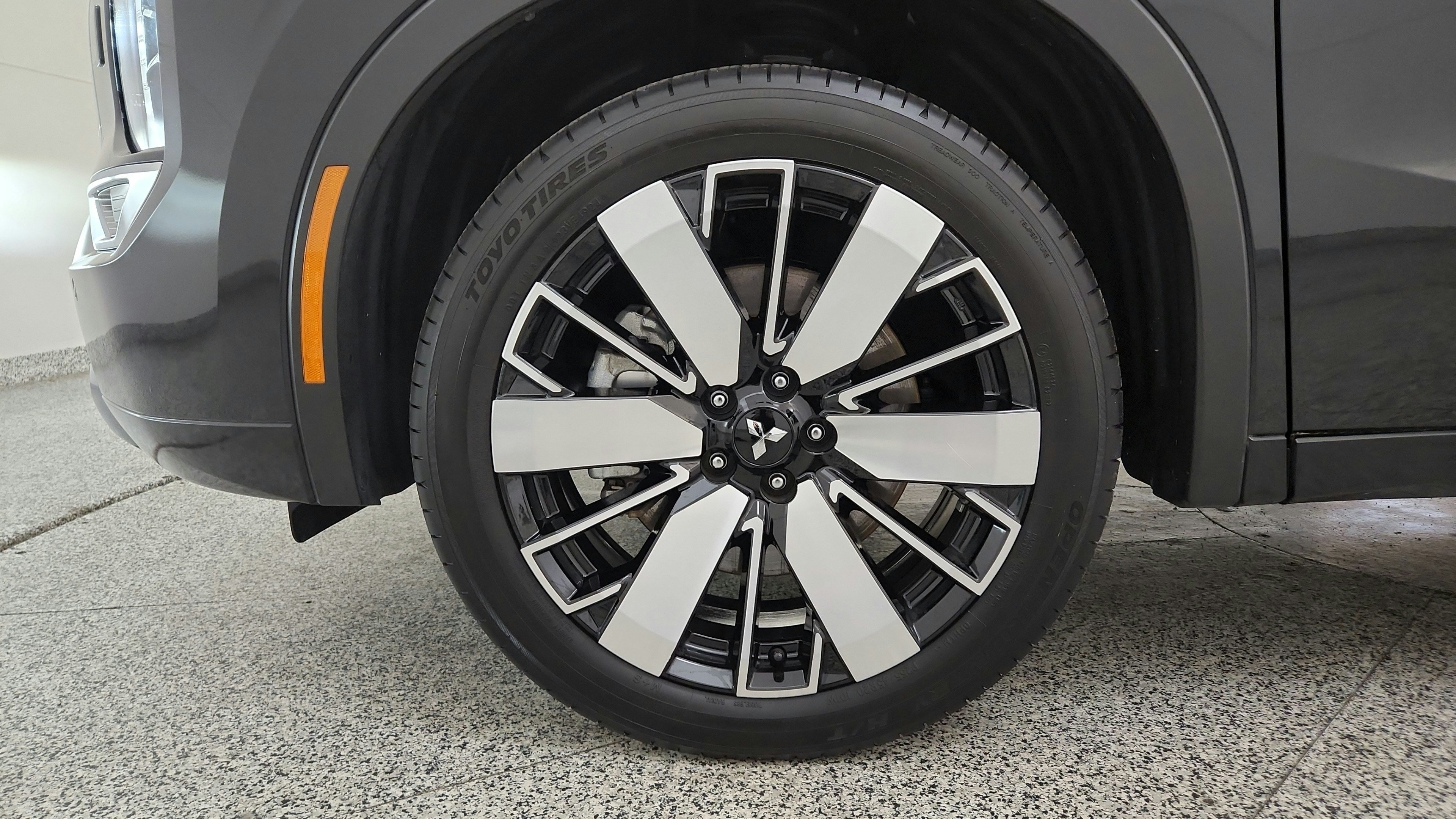 Used 2025 Mitsubishi Outlander AWD image 39