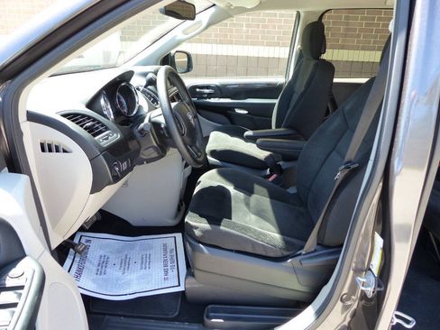 Used 2019 Dodge Grand Caravan SE w/ UConnect Hands-Free Group FWD image 18