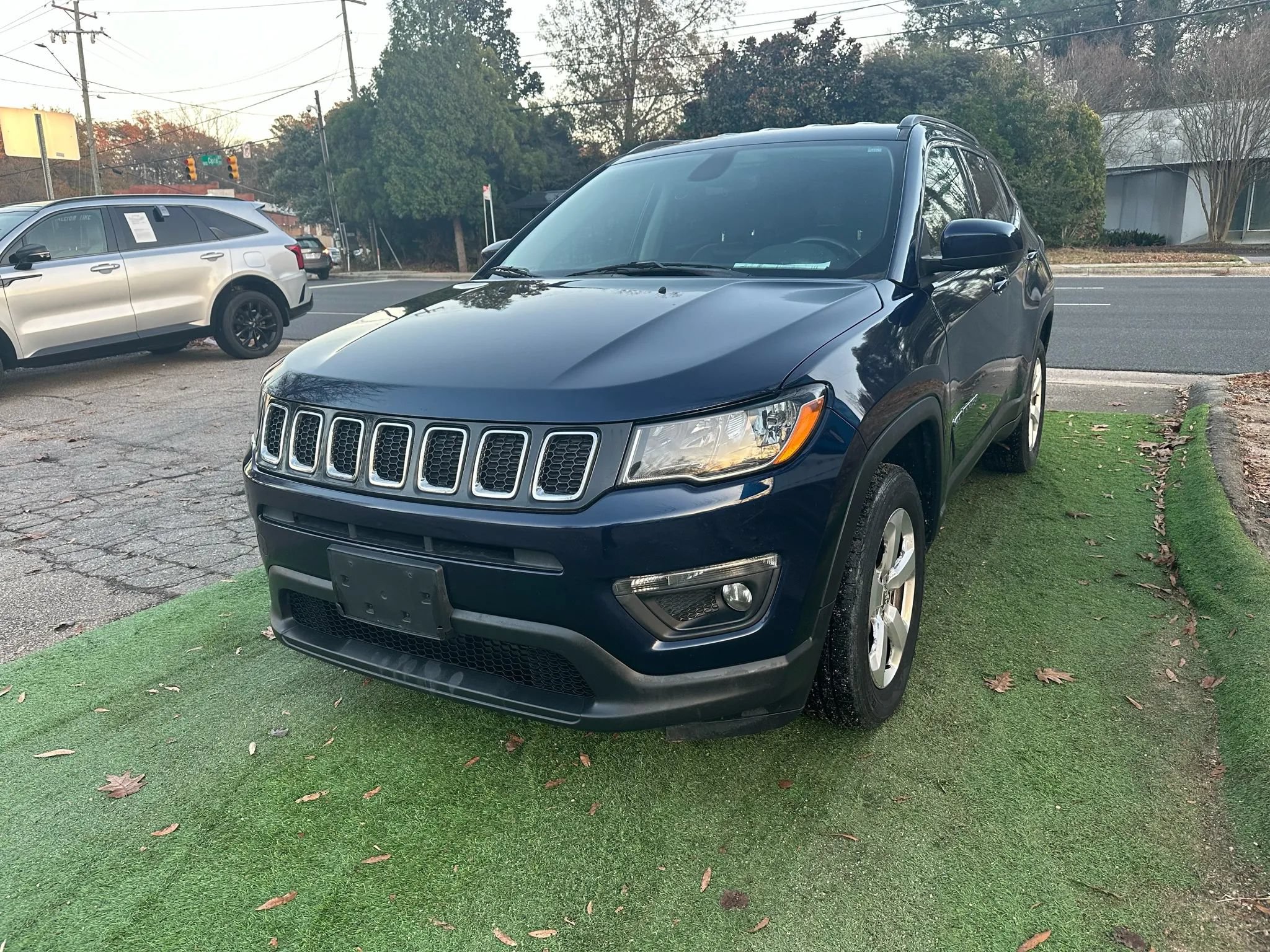 Used 2018 Jeep Compass Latitude w/ Cold Weather Group AWD/4WD image 3