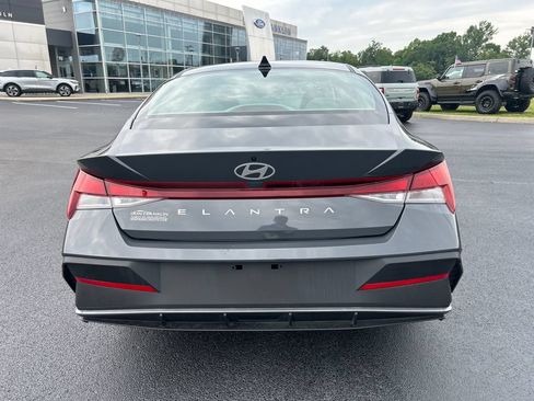 Used 2024 Hyundai Elantra SE FWD image 4