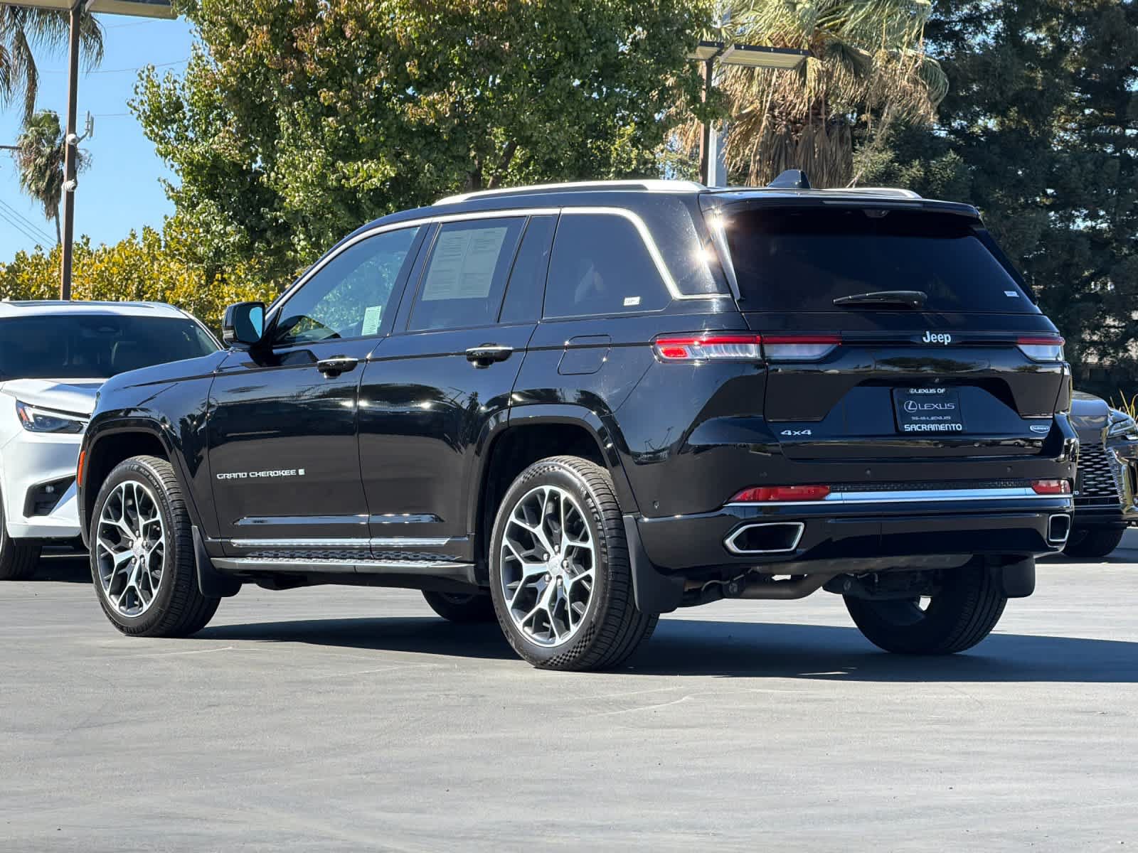 Used 2023 Jeep Grand Cherokee Summit AWD/4WD image 7