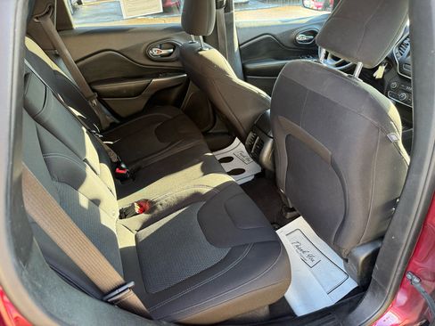 Used 2019 Jeep Cherokee Latitude w/ Cold Weather Group image 12