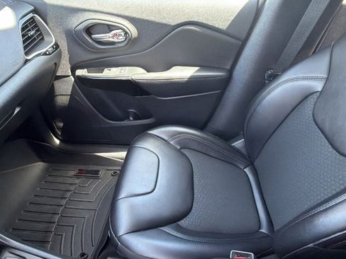 Used 2019 Jeep Cherokee Latitude Plus AWD/4WD image 12