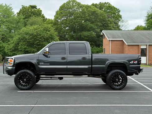 Used 2005 GMC Sierra 2500 SLT w/ Heavy-Duty Power Package AWD/4WD image 2