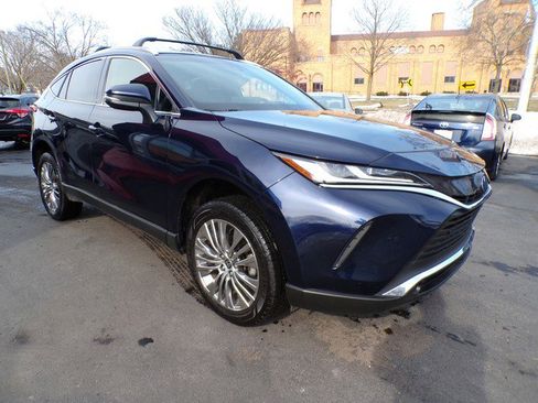 Used 2022 Toyota Venza XLE image 7