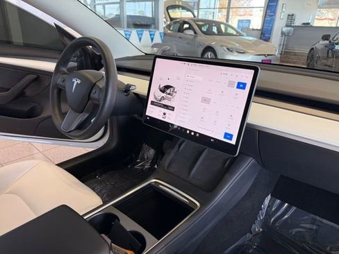 Used 2022 Tesla Model 3 Standard Range image 23