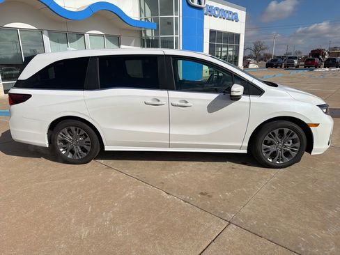 New 2026 Honda Odyssey Touring image 9