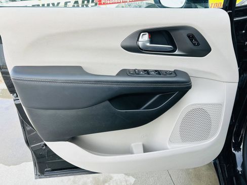 Used 2024 Chrysler Pacifica Touring-L image 11