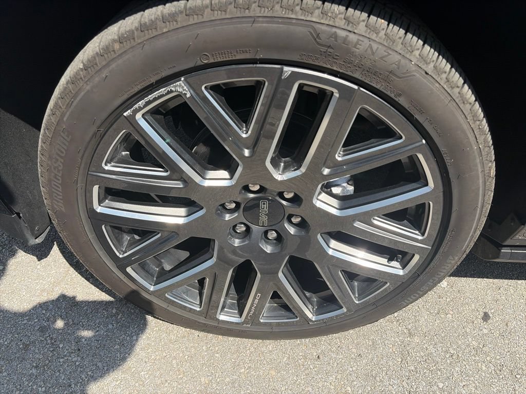 Used 2025 GMC Yukon XL Denali Ultimate w/ LPO, Floor Liner Package AWD/4WD image 10