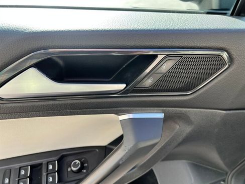 Used 2018 Volkswagen Tiguan SEL image 24