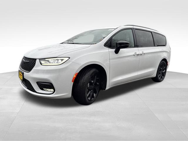 New 2026 Chrysler Pacifica Select w/ S Appearance Package FWD image 3