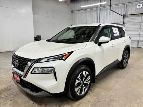 Used 2023 Nissan Rogue SV FWD image 3