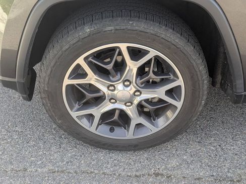 Used 2019 Jeep Grand Cherokee Limited image 10