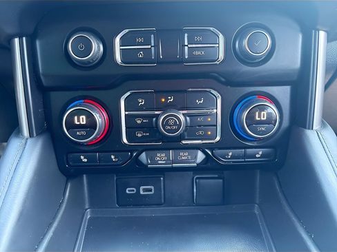 Used 2023 Chevrolet Tahoe Z71 w/ Luxury Package AWD/4WD image 15