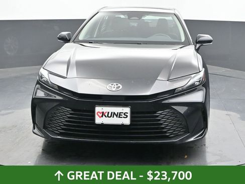 Used 2025 Toyota Camry LE image 5