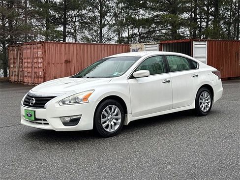 Used 2014 Nissan Altima 2.5 S w/ Display Audio Package image 3