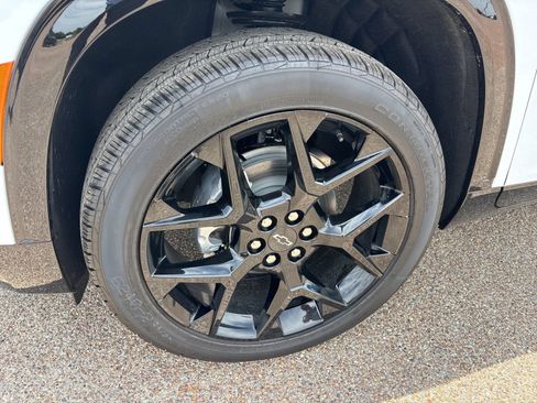 New 2026 Chevrolet Traverse RS w/ LPO, Floor Liner Package FWD image 36