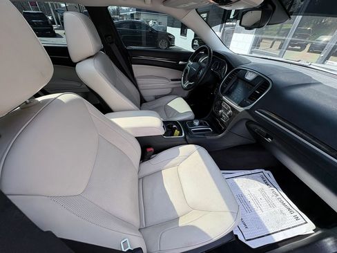 Used 2016 Chrysler 300 C image 20
