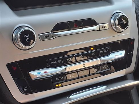 Used 2022 Ford Explorer XLT w/ Equipment Group 202A image 6