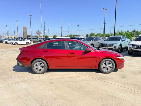 Used 2024 Hyundai Elantra SE FWD image 4
