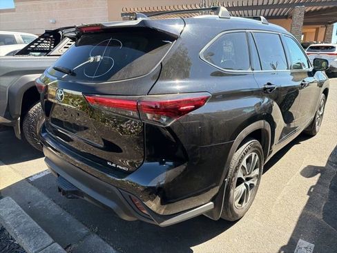 Used 2021 Toyota Highlander XLE AWD/4WD image 5