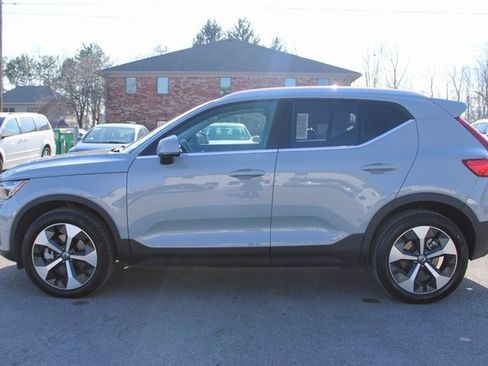 Used 2025 Volvo XC40 B5 Plus image 5