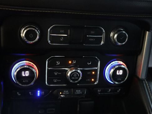 Used 2021 GMC Yukon XL SLT w/ SLT Premium Package RWD image 59