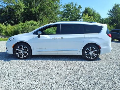 Used 2025 Chrysler Pacifica Pinnacle w/ Trailer Tow Group AWD/4WD image 8