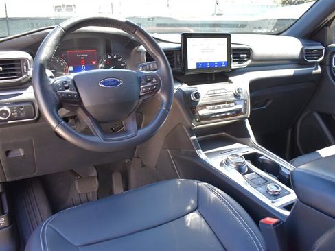 Used 2020 Ford Explorer XLT w/ Equipment Group 202A AWD/4WD image 3