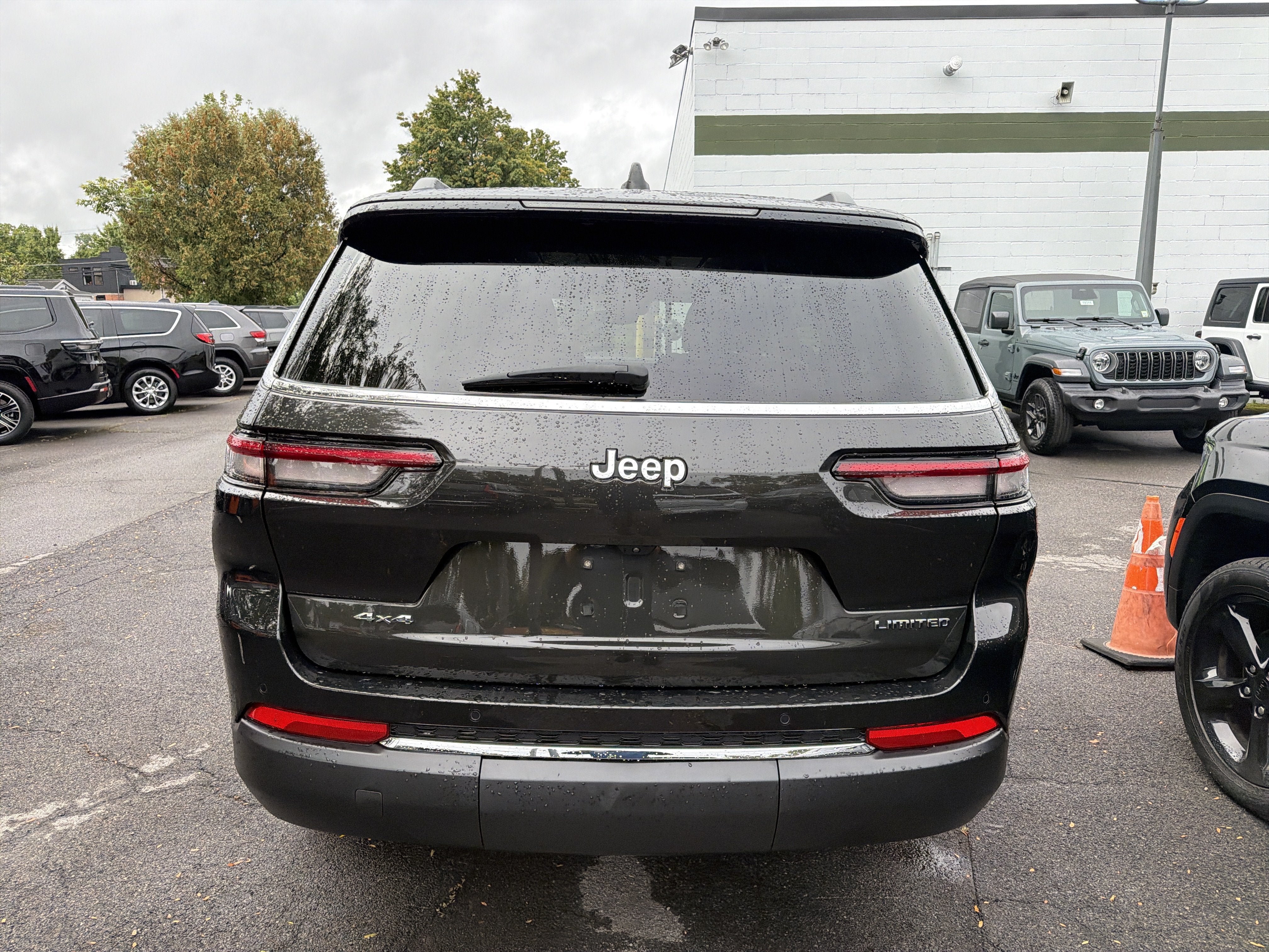Used 2023 Jeep Grand Cherokee L Limited AWD/4WD image 6