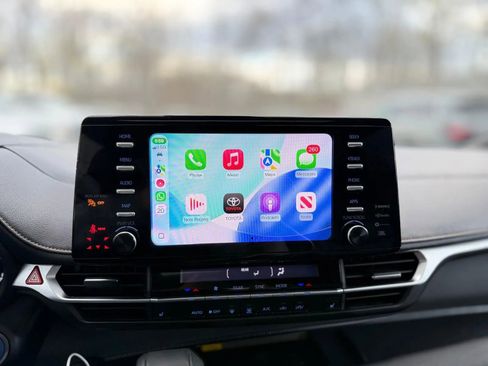 Used 2022 Toyota Sienna XLE Woodland Edition image 18