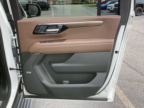 Used 2025 Chevrolet Suburban High Country AWD/4WD image 7
