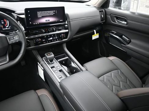 New 2026 Nissan Pathfinder Platinum FWD image 10