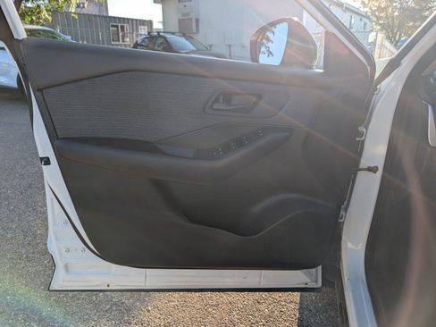 Used 2023 Nissan Rogue S image 11