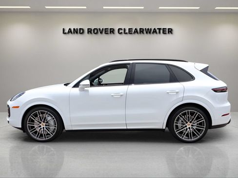Used 2023 Porsche Cayenne Turbo AWD/4WD image 2