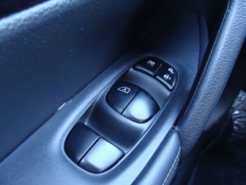 Used 2018 Nissan Rogue S image 22