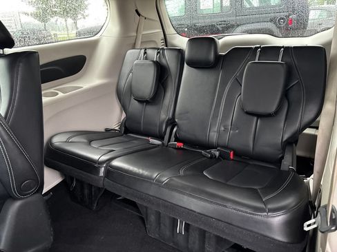 Used 2023 Chrysler Pacifica Touring-L FWD image 39