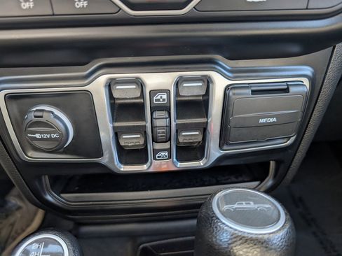 Used 2022 Jeep Gladiator Willys image 17