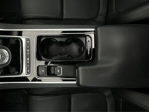 Used 2016 Jaguar XF Premium image 27