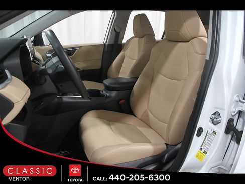 Certified 2025 Toyota RAV4 LE AWD/4WD image 4