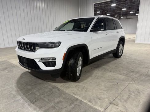 Used 2023 Jeep Grand Cherokee Limited image 3